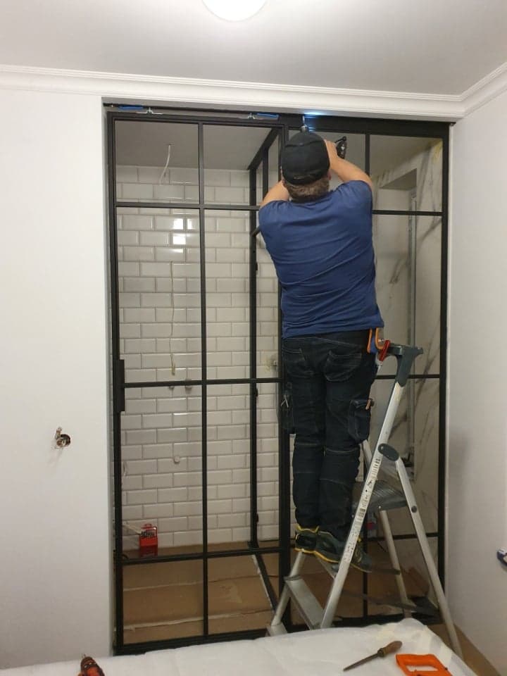 montaż drzwi loftowych przesuwnych